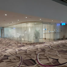 エスカレータ降りた右手に喫煙室。１階喫煙室のほぼ真上です。