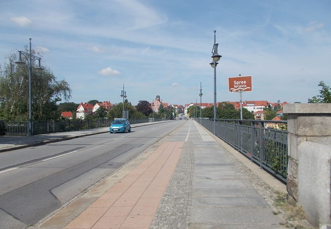 旧市街地の西側に流れる川にかかる橋の一つです。
