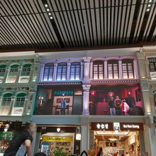 真ん中が大型スクリーンになっていて、周期的に画面変わります。