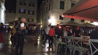 賑やかなメイン通り