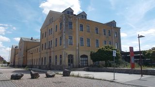 旧市街地の外で南側のエリアにあります。