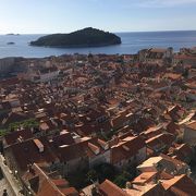 オレンジ色の旧市街とアドリア海の眺め