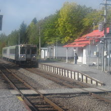 美馬牛にて列車交換。対向車はノーマルな１５０系でした。