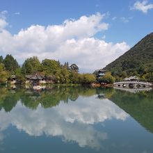 白い雲と緑の山を水面に映す黒龍潭です。