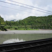 大井川・大井川鉄道・県道を一気に渡る吊橋です