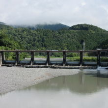 橋上からの景色も良し、上流側を望むと遠郷ダムが見えます