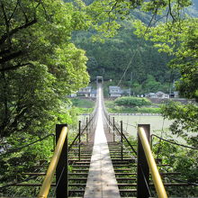 吊られているので中央が最も低いです、長さがあるので実感