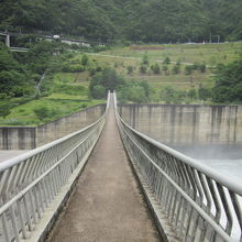 ダム下にあるしぶきが掛かるしぶき橋
