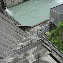 ダム両サイドの階段は開放されています