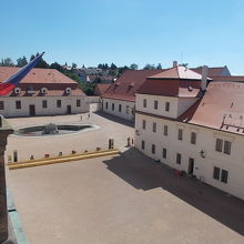 右手の建物です。