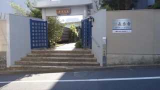 急な坂道にある寺院