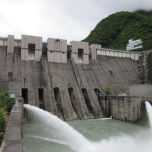 「長島ダム」によって形成された「接岨湖」