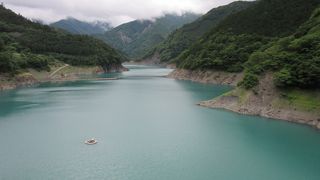長島ダムによって形成された接岨湖はエメラルドグリーンの湖面と奥大井湖上駅が美しい