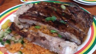 ワイルドな肉料理