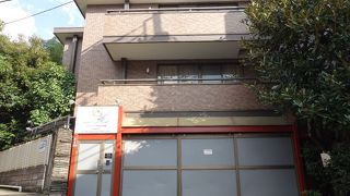 通りから少し入ったところに有る大使館