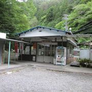 大井川鉄道井川線の終着駅、木造の駅舎とディーゼル機関車に引かれる列車が良い雰囲気