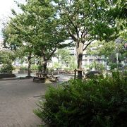 坂道沿いの公園