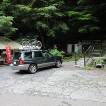 駅前は小さな広場