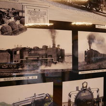 機関庫屋外に展示されている蒸気機関車の現役時代の写真