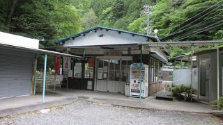 大井川鉄道井川線の終着駅、木造の駅舎とディーゼル機関車に引かれる列車が良い雰囲気