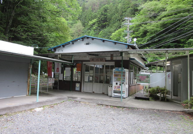 大井川鉄道井川線の終着駅、木造の駅舎とディーゼル機関車に引かれる列車が良い雰囲気