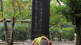 亀を形どった台座の上に碑柱