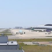 飛行機がきれいに見れます