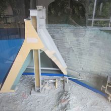 井川ダムの断面模型、確かに中空です