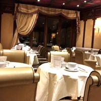 夜はバーに、朝は朝食会場になります。