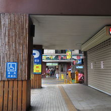 MRT中正記念堂駅2番出口を出ると目の前にあります。