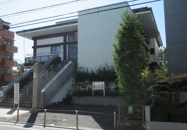 近代的な建物の寺です