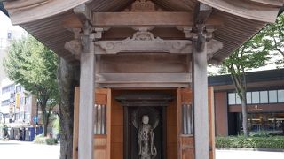 繁華街にたたずむお地蔵様