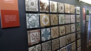 世界のタイルが展示されています