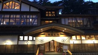 体を洗える大きな公共温泉♪( ´θ｀)ノ