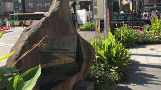 尖った石のような石碑