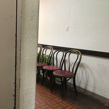 入り口前に椅子が並んでいます