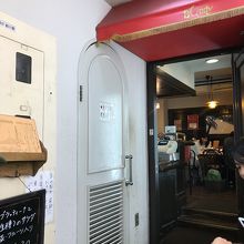 入り口は二階の奥です
