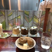 最初に出てくるのはポテトとバター