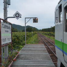 駅から歩いて５分程ですが、日没後は真っ暗なのでやめましょう。