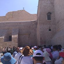 バンクシーアートを見て戻ったらすごい人。