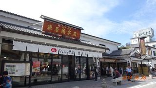 参道のあちこちで「米屋の羊羹」の文字を見かけますように、メインは羊羹です。