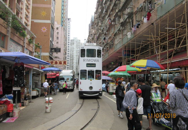 香港の下町情緒を２階建てトラムから見下ろす。