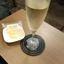 スパークリングワインとおつまみ