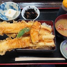 「あなご天重定食」￥1,300を注文。あなご天ぷらが大きい♪