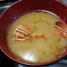 定食に付いてくるカニの味噌汁。豪華です。