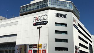 7階建ての大きなビル