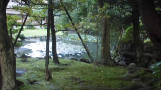 霞ヶ池や瓢池に比べると小さい