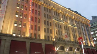 本館の夕方の外観は、少しライトアップされた感じで雰囲気のある色合いになっていました