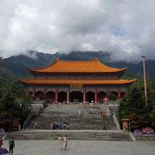 登っても登ってもたくさんのお寺があります。