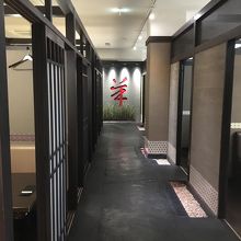 3F上がって入り口入ってすぐの写真です。個室になっています